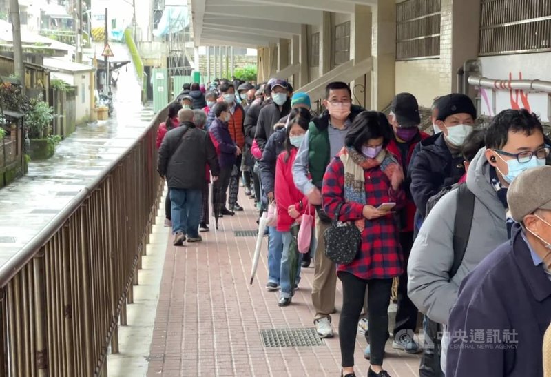 基隆市政府在市立體育館開設大型接種站,提供民眾免預約、隨到隨打接種疫苗服務。開打首日,12日一早就湧現人潮,現場大排長龍。中央社記者王朝鈺攝 111年1月12日