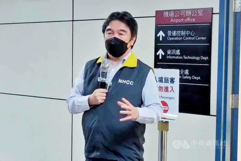 長程航班旅客需執行快速PCR落地採檢新規定上路第2天,桃園國際機場前進指揮所指揮官王必勝12日視察旅客採檢情形時表示,12日一切順利,但前進指揮所會增強採驗量能,以因應接下來的入境高峰期。中央社記者吳睿騏桃園機場攝 111年1月12日