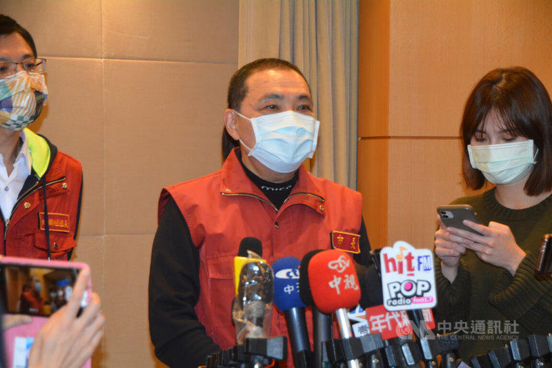 新北市長侯友宜(中)12日在防疫會疫後接受聯訪表示,周邊縣市有疫情時,新北全力協助才能緩解疫情;現階段對醫療量能整備與開設專責病床很重要,新北將分階段啟動專責病房。中央社記者黃旭昇新北攝 111年1月12日
