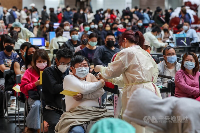 台大公衛學者陳秀熙12日表示,台灣如果能以每天20萬劑的速度施打第3劑,這波流行可望在2月初受到控制。(中央社檔案照片)