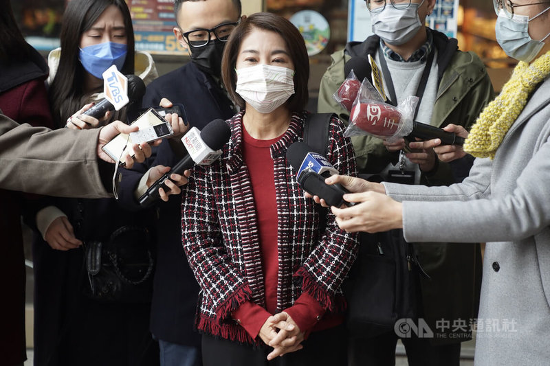民進黨立委周春米11日宣布參與黨內屏東縣長初選,縣長潘孟安力挺,遭同樣參與初選的立委莊瑞雄批評;周春米(中)12日受訪表示,選民對選舉紛擾已反感,盼舉行一場模範級的初選,讓其他縣市看見一場值得尊敬的選戰。中央社記者徐肇昌攝 111年1月12日