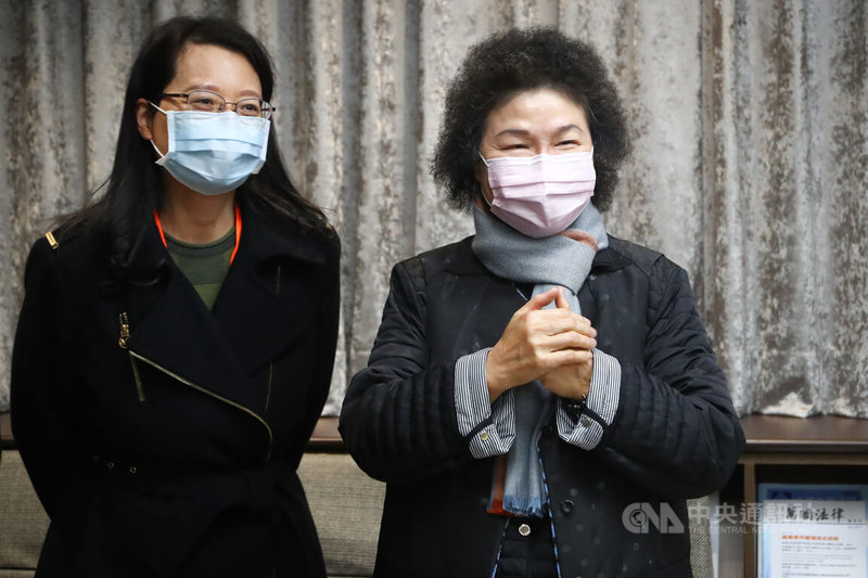 台北地方法院12日下午舉辦國民法官模擬法庭審理、評議程序,監察院長陳菊(右)與監委王美玉(左)到場觀摩,陳菊表示,擁有不同生命經驗的人能參與審判,是台灣司法改革很大的進步。中央社記者王騰毅攝 111年1月12日