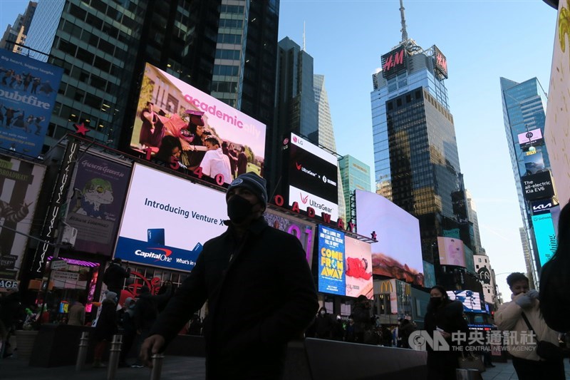 世界銀行11日表示，由於新變異株不斷擴散，加上通貨膨脹、債務與不平等情況增加，估全球經濟成長將從2021年的5.5%下降至今年的4.1%。圖為紐約時報廣場的民眾戴口罩防疫。（中央社檔案照片）