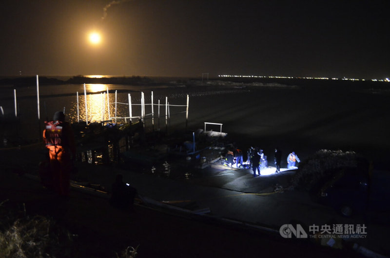 F-16V墜海尋獲飛機殘骸未發現飛行官,軍方12日晚間持續搜索,約每隔5分鐘在失事海域空投照明彈,出動海軍水下作業大隊乘膠筏下水搜尋。中央社記者蔡智明攝 111年1月12日