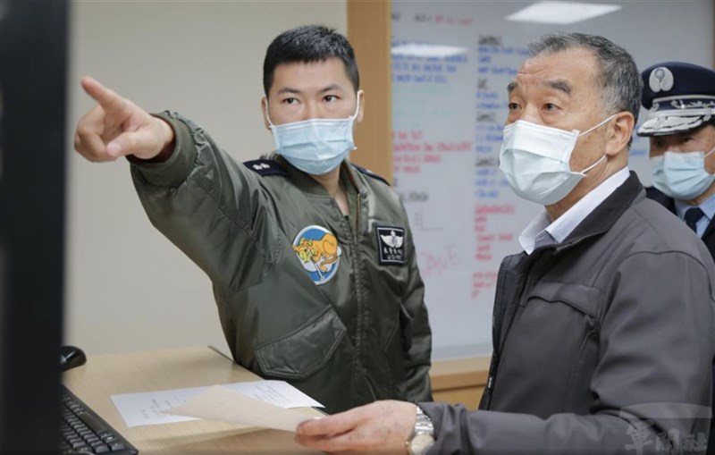國防部長邱國正(前右)12日赴空軍嘉義基地,了解失聯F-16V搜救進度。(軍聞社提供)中央社記者游凱翔傳真 111年1月12日