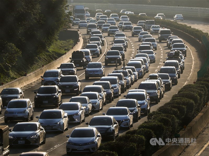 公路總局預估，農曆春節9天連假期間將有3個車潮高峰，分為1月29日約上午7時起、2月1日下半天至2月2日、2月4日至2月5日。（中央社檔案照片）