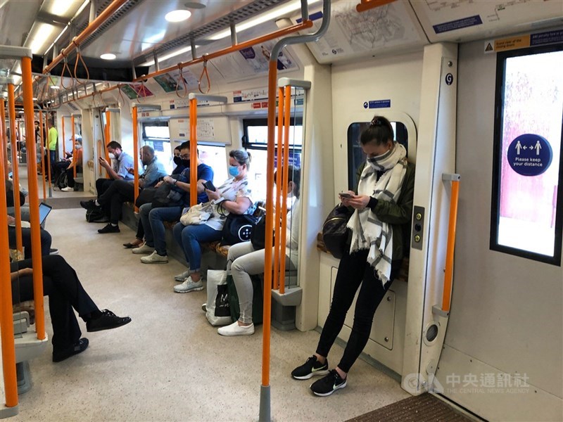 研究顯示，新冠病毒暴露於空氣20分鐘內感染力會減少90%，英媒指出這再度凸顯保持社交距離、佩戴口罩可能是預防感染的最有效方法。圖為倫敦地鐵乘客。（中央社檔案照片）