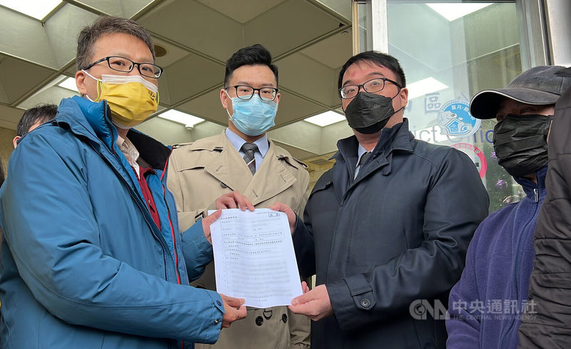 新北市金山區公所小編陳嘉緯疑過勞猝死案,家屬12日在律師陪同下,到金山區公所提交國家賠償申請書,由區公所主秘陳其泓(左)代表接下。中央社記者沈佩瑤攝 111年1月12日
