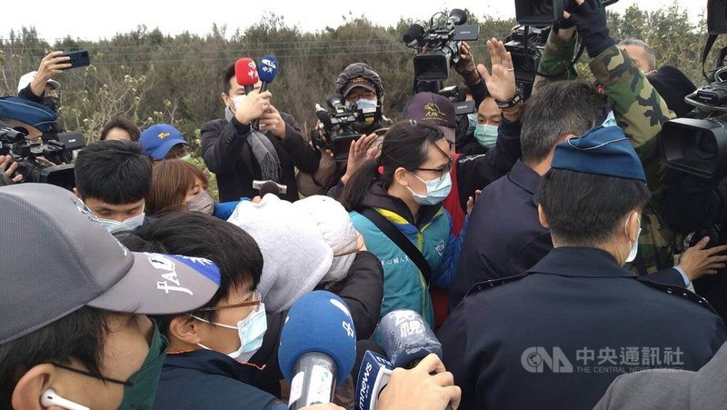 嘉義基地一架F-16V戰機11日執行訓練任務時墜海,飛行官陳奕失聯。家屬12日下午乘坐遊覽車抵達鰲鼓濕地北堤,在軍方人員護送下,抵達搜救前進指揮所。中央社記者蔡智明攝 111年1月12日