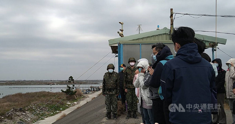 嘉義基地衣架F-16V戰機11日執行訓練任務時墜海,飛行官陳奕失聯。家屬12日下午在軍方人員護送下,抵達搜救前進指揮所關心搜救情形,並在岸邊集氣,期盼盡快找到陳奕。中央社記者蔡智明攝 111年1月12日