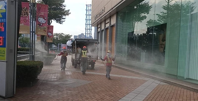 桃園機場群聚案確診者跨年期間曾到高雄旅遊，高市衛生局12日公布匡列接觸者採檢結果皆陰性。圖為環保局進行足跡清潔消毒。（高市環保局提供）