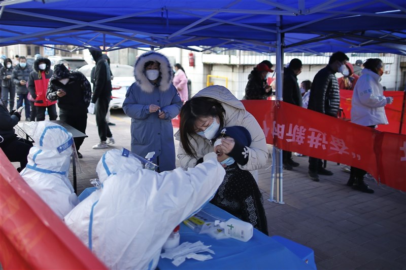 中國天津市近期爆發Omicron本土疫情，12日擴散到遼寧省大連市。圖為天津一處採檢站。（中新社）