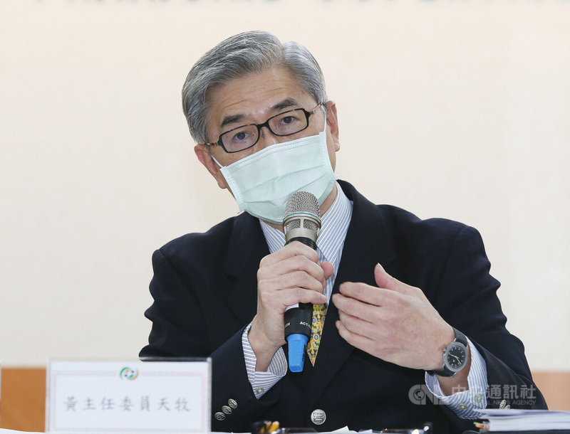 金管會13日舉行2022年新春記者會,主委黃天牧會中」提醒新年度仍有疫情變化等3大風險,金融機構應居安思危;此外,金管會也將循序推動政策,建構誠信、韌性、創新、永續、包容的金融市場。中央社記者郭日曉攝 111年1月13日