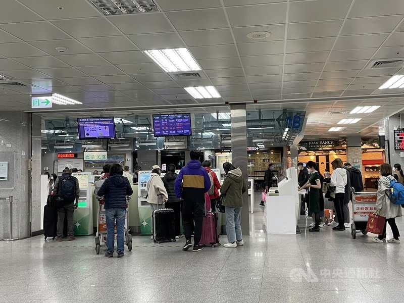 台金航線春節第4波加班機13日上午9時受理訂位,預計加開台北金門尖峰時段來回班機各11架次及台中金門、高雄金門來回班機各1架次共13架次,提供4000座位。中央社記者黃慧敏攝 111年1月13日
