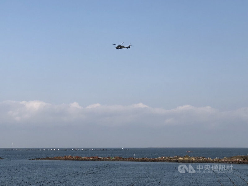 F-16V戰機11日墜海,飛行官陳奕仍失聯。案發地點13日上午天氣穩定,且海面上能見度佳,軍方持續進行搜救。中央社記者黃國芳攝 111年1月13日