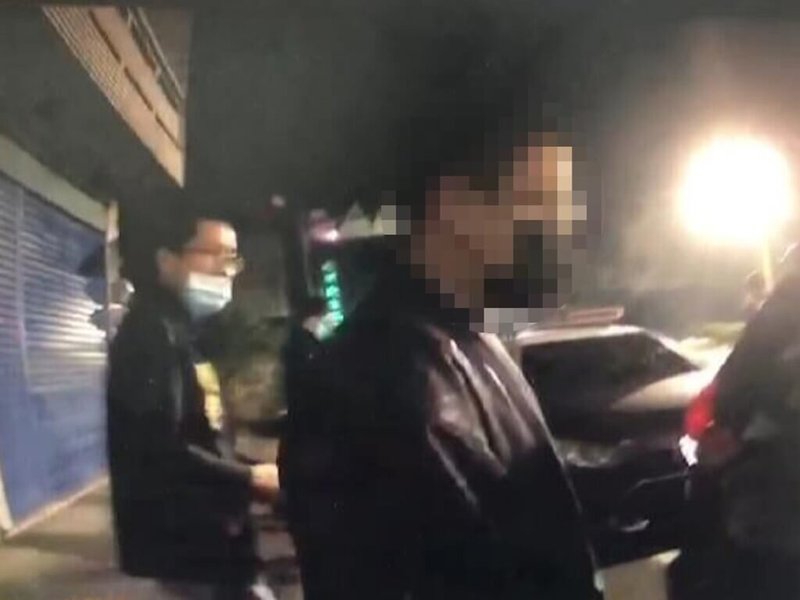 高雄19歲王姓男子因感情受挫,12日晚間上總統府陳情信箱揚言縱火燒高雄阿蓮區公所及阿蓮分駐所,警方循線逮捕,依恐嚇公眾罪嫌移送偵辦。(警方提供)中央社記者曾以寧傳真 111年1月13日
