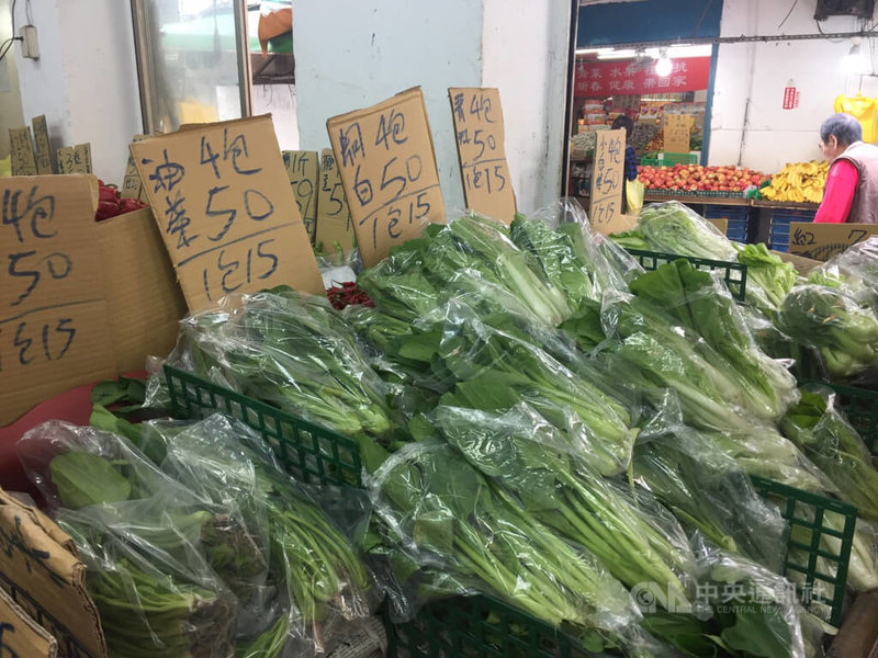 距離春節剩2週,民眾開始採買,農糧署表示,入冬以來多數菜價親民,呼籲可多享用。傳統市場13日葉菜類4包新台幣50元居多。中央社記者楊淑閔攝 111年1月13日