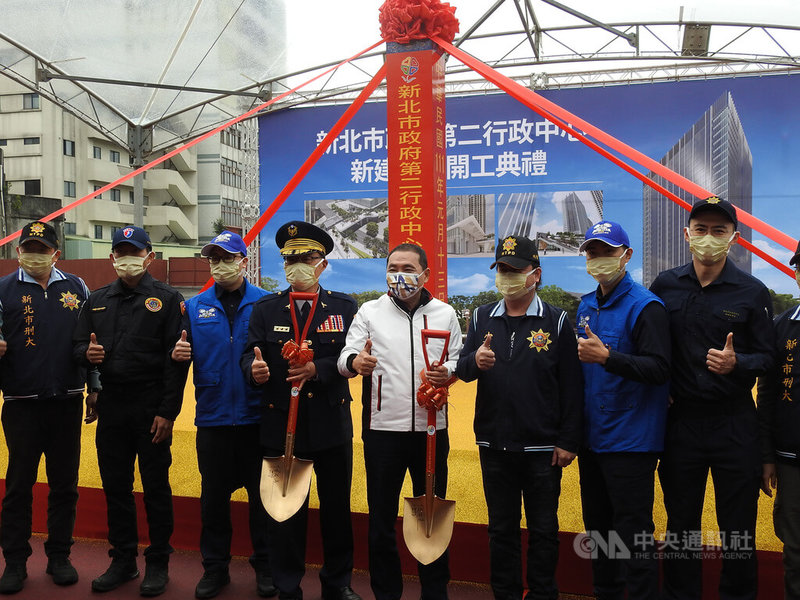 新北市政府13日舉行第二行政中心開工動土典禮,市長侯友宜(右4)表示,第二行政中心將以取得黃金級綠建築及銅級智慧建築為目標、營運階段朝向碳中和努力。警察局長黃宗仁(左4)等人出席合影。中央社記者王鴻國攝 111年1月13日