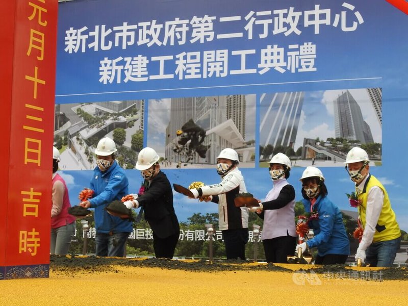 新北市政府在三重捷運先嗇宮站旁舉行新北第二行政中心動土儀式,新北市長侯友宜(右4)親自執鏟,期許打造3大軸心翻轉城市發展。中央社記者王鴻國攝 111年1月13日