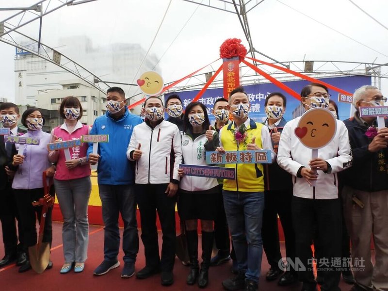新北市政府13日舉行新北第二行政中心動土儀式,新北市長侯友宜(左5)和三重蘆洲地方人士合影。中央社記者王鴻國攝 111年1月13日
