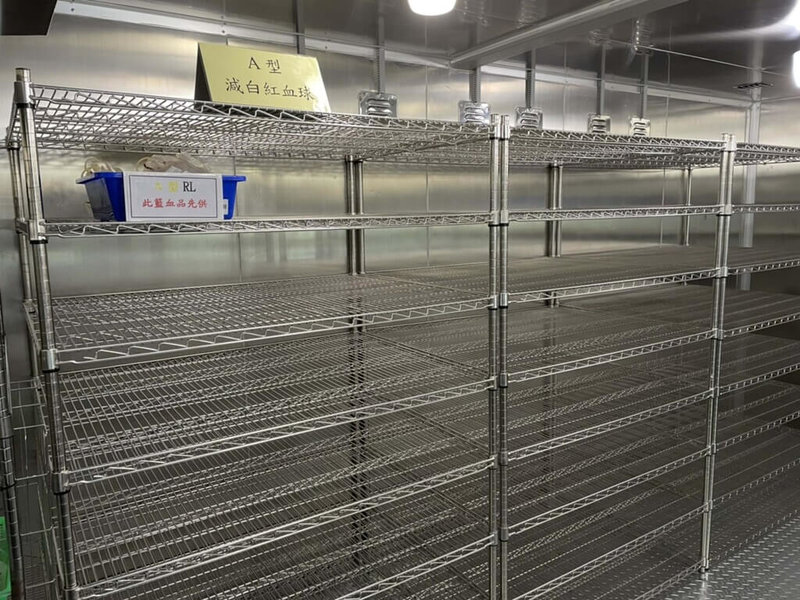 受到COVID-19疫情影響,民眾出門捐血意願降低,捐血量減少,高雄捐血中心13日表示,高屏澎東地區血庫告急,整體庫存僅剩3.6天,尤其A型血庫存只有2.8天。(高雄捐血中心提供)中央社記者蔡孟妤傳真 111年1月13日