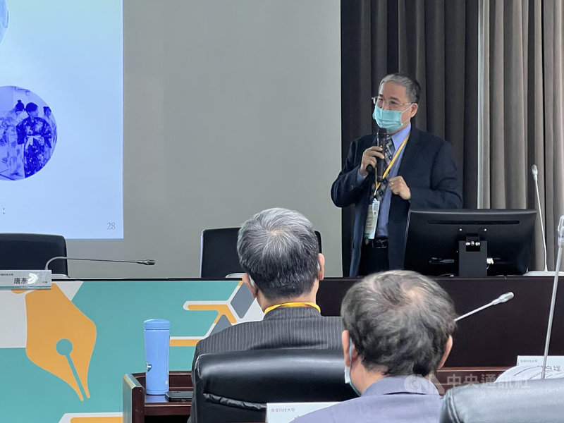 全國大專校院校長會議13日在雲林舉行,中國科技大學校長唐彥博(後)受邀演講「台灣高教的創新發展」,認為私校面臨「五缺六不」,呼籲政府成立「高教國家隊」。中央社記者陳至中攝 111年1月13日