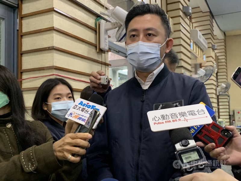立法院內政委員會13日到新竹市考察全台行政區域劃分及地方制度法修法相關事宜,並舉辦研討會,新竹市長林智堅(前右)同時間正視察竹市施打疫苗站時,接受媒體訪問表示,在防疫期間,立委沒有做好在立法院審查職責,反到各縣市議會趴趴走,為一黨及一己之私,互相取暖背書,他很遺憾。中央社記者郭宣彣攝 111年1月13日