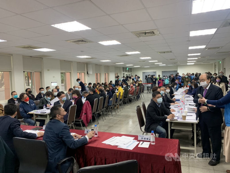 立法院內政委員會13日到新竹市考察全台行政區域劃分及地方制度法修法相關事宜,並舉辦研討會,了解新竹縣市合併升格各方意見。中央社記者郭宣彣攝 111年1月13日