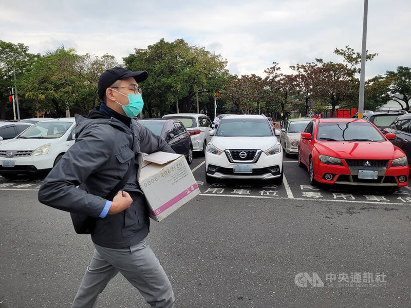 法務部廉政署13日搜索宜蘭縣政府地政處長楊崇明辦公室，廉政署經訊問楊崇明後，帶走一箱資料，不願透漏相關案情。中央社記者沈如峰宜蘭攝 111年1月13日