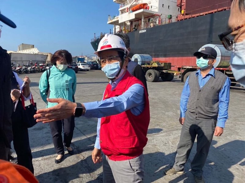 全球COVID-19疫情持續嚴峻,傳染力強的Omicron變異株入襲,高雄市副市長林欽榮(中)13日率衛生局、海洋局等相關人員,前往高雄港區稽查防疫措施。(林欽榮提供)中央社記者蔡孟妤傳真 111年1月13日