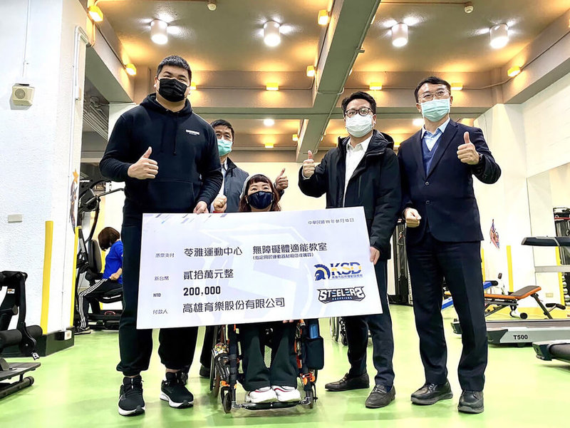 P. LEAGUE+高雄鋼鐵人隊球星王柏智(左)13日代表球團捐贈新台幣20萬元,供高雄市政府添購無障礙體適能設備,盼幫助身障人士可以無礙運動、鍛鍊身體。(鋼鐵人球團提供)中央社記者曾以寧傳真 111年1月13日