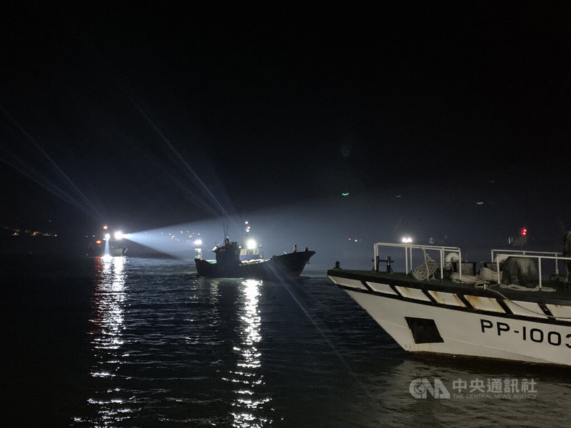 馬祖海巡隊12日查獲中國籍漁船違規越界,下午約6時將人船一併押返南竿福澳港留置調查。圖為海巡隊押返中國籍船隻過程。中央社記者邱筠攝 111年1月13日