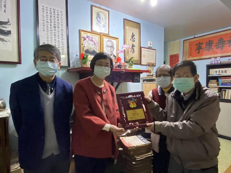 已故學者梁兆康及其夫人鍾佩瓊生前藏書萬冊,他們的下一代梁庚堯、梁庚寅與梁庚辰3兄弟,13日同意捐贈家傳藏書與手稿給國家圖書館,國圖館長曾淑賢(左2)親自致贈感謝牌給家屬。(國家圖書館提供) 中央社記者邱祖胤傳真 111年1月13日