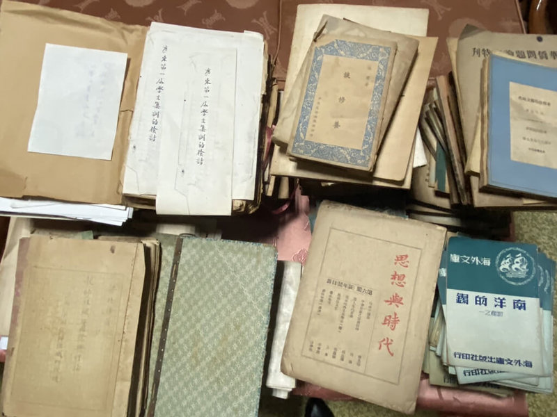 已故學者梁兆康及其夫人鍾佩瓊生前藏書與手稿約萬餘冊,主題以哲學、教育類為主,多為民國38年以前兩岸三地出版品,其中包括梁兆康、鍾佩瓊任教時手寫編製的教材講義、與家人親友間書信,及梁兆康的碩士論文等手稿,家屬13日同意捐贈國家圖書館。(國家圖書館提供)中央社記者邱祖胤傳真 111年1月13日