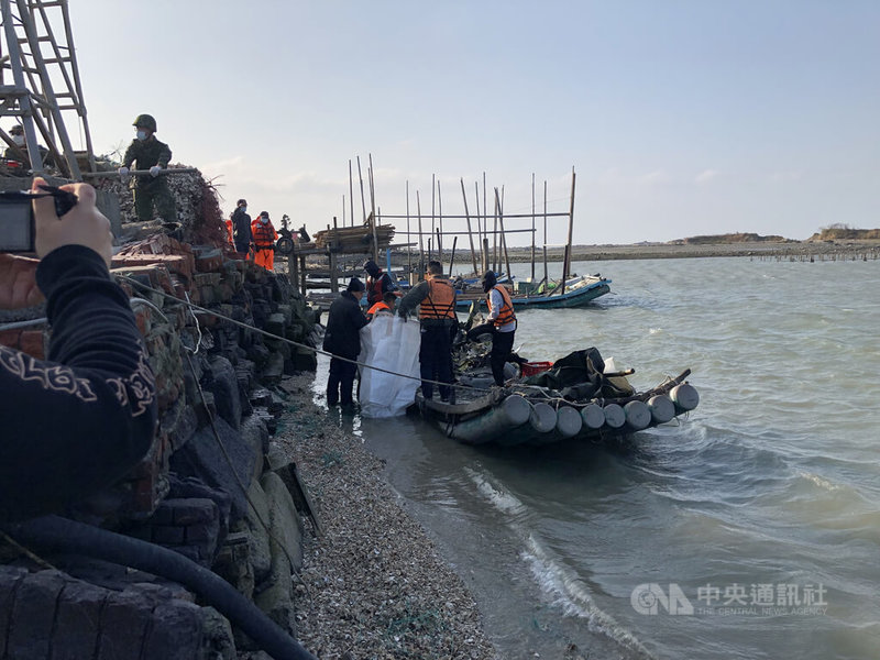 空軍一架F-16V戰機11日執行訓練任務時墜海,13日事發地點的天氣較穩定,且海面上能見度佳,軍方持續搜救,並與漁民合作出動膠筏,分多次將打撈發現的軍機殘骸運回岸邊調查。中央社記者黃國芳攝 111年1月13日