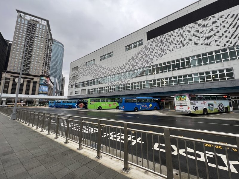 新北市政府環境保護局13日表示,為有效管制柴油車密集行駛區域,降低空氣污染物排放,25日將公告「板橋公車站與板橋轉運站(圖)」為「空氣品質維護區」。(新北環保局提供)中央社記者黃旭昇新北傳真 111年1月13日