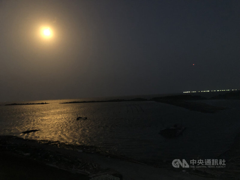 空軍一架F-16V戰機11日發生墜海意外,飛行官陳奕至13日晚間仍失聯,軍方搜救不間斷但尚未發現飛官下落;目前距離失事已超過50小時,搜救隊夜間繼續作業。中央社記者黃國芳攝 111年1月13日