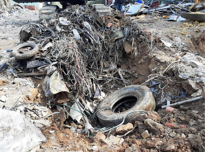 連江地方檢察署主任檢察官黃振倫12日指揮專案小組,前往南竿、北竿4處違法堆置處理廢棄物地點,搜索並查看開挖情形,發現不肖業者惡意掩埋大量塑膠、磁磚、廢木材、電線外皮、水泥塊等廢棄物。(連江地方檢察署提供)中央社記者邱筠馬祖傳真 111年1月13日