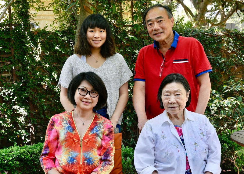 全球COVID-19疫情持續嚴峻,小提琴家林昭亮的妻子何瑞燕(前左)及女兒(後左)在紐約雙雙感染Omicron病毒,由於2人都施打過3劑疫苗,發病後2天症狀就消失痊癒。圖為林昭亮(後右)與妻女以及母親俞國林(前右)合影。(林昭亮提供)中央社記者趙靜瑜傳真 111年1月13日