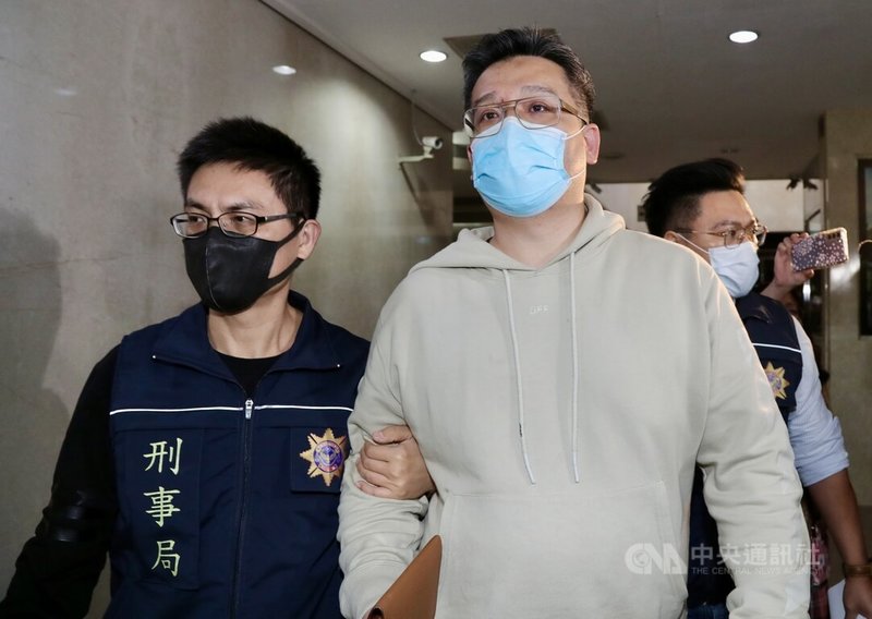 台北地檢署13日指揮刑事局偵辦禾馨集團診所詐保案,晚間移送集團營運長林思宏(右)到檢方複訊。中央社記者張皓安攝 111年1月13日
