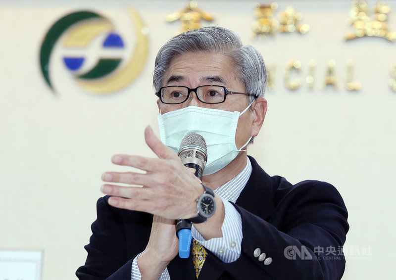 金管會13日舉行2022年新春記者會,展望新年度,主委黃天牧引述「持盈履滿,君子兢兢」向金融業示警指出,未來仍有國際政治、經濟金融情勢及疫情變化等難以預測的風險,應居安思危、未雨綢繆。中央社記者郭日曉攝 111年1月13日