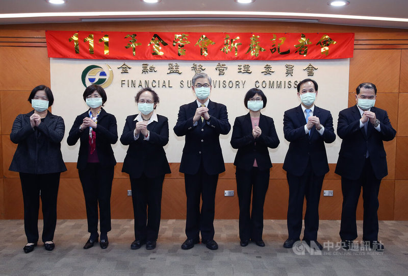 金融監督管理委員會13日舉行2022年新春記者會,由主委黃天牧(中)率檢查局長張子浩(右起)、證期局長張振山、副主委邱淑貞、保險局長施瓊華(左起)、銀行局長莊琇媛、副主委蕭翠玲,一同向大家拱手賀年。中央社記者郭日曉攝 111年1月13日