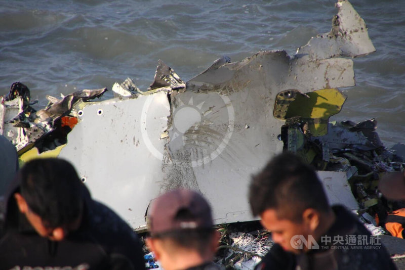 F-16V戰機11日墜海,飛行官陳奕仍失聯。軍方13日持續搜救,陸續打撈後再用膠筏載回大量軍機殘骸,其中一塊印有國徽。中央社記者黃國芳攝 111年1月13日