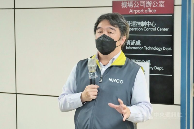 桃園國際機場前進指揮所指揮官王必勝13日接受媒體聯訪表示,長程航班入境採檢第3日,上午4架航班共約180名乘客,其中有14人確診,陽性率約7.78%。另外,為因應明後2天入境高峰,將加派一倍人力進行採驗。中央社記者吳睿騏桃園機場攝 111年1月13日
