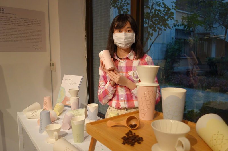台北科技大學文化事業發展系舉行畢業展,學生鐘云鐿將現代精品咖啡文化結合玲瓏瓷工藝,使咖啡色澤能透過半透明孔洞顯現,藉此推廣陶瓷應用並傳達光影互動之美。(北科大提供)中央社記者許秩維傳真 111年1月13日