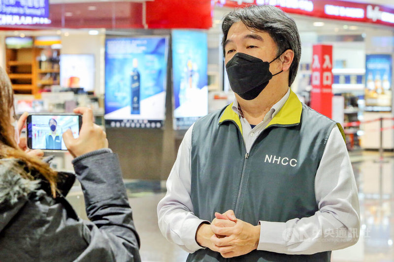 桃園地區COVID-19疫情相對緊張,桃園國際機場前進指揮所指揮官王必勝13日晚間受訪表示,要預防疫情可能從社區回傳至桃機,除已進行沙盤推演,他也前往桃園市政府與相關人員研商防範對策。中央社記者吳睿騏桃園機場攝 111年1月13日