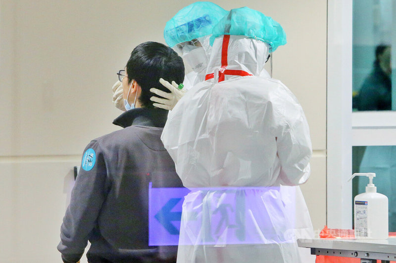 桃園國際機場前進指揮所指揮官王必勝13日晚間指出,根據旅客預報資料顯示,14日有9班次長程航班,旅客數約737人,目前相關作業及檢驗方面整合已進步很多,相信能因應返鄉高峰。圖為旅客採檢情形。中央社記者吳睿騏桃園機場攝 111年1月13日