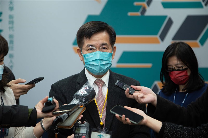 軍公教今年1月起調薪,增加大專校院人事成本,教育部13日承諾,會補助約70%到75%差額,其餘則由學校自籌。圖為教育部長潘文忠(中)13日出席111年全國大專校院校長會議受訪。(教育部提供)