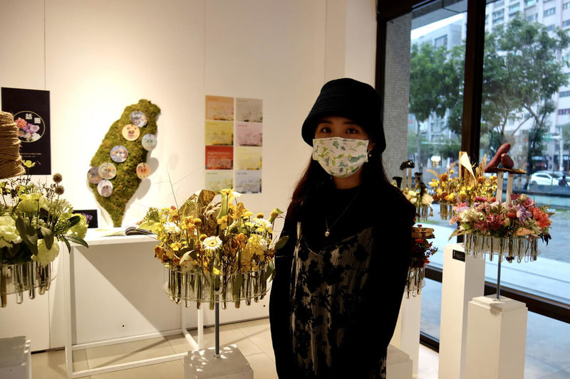 台北科技大學文化事業發展系舉行畢業展,學生胡譯云將花藝結合台灣百年自治的歷史轉變,發展成作品「話圈」,訴說1920年日治時期行政區5州3廳和多處地名更迭的故事。(北科大提供)中央社記者許秩維傳真 111年1月13日