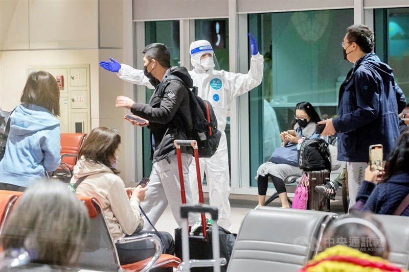 桃機11日起長程航班旅客須落地採檢,指揮中心統計,實施2天以來自美國入境的陽性率最高。中央社記者吳睿騏桃園機場攝 111年1月12日